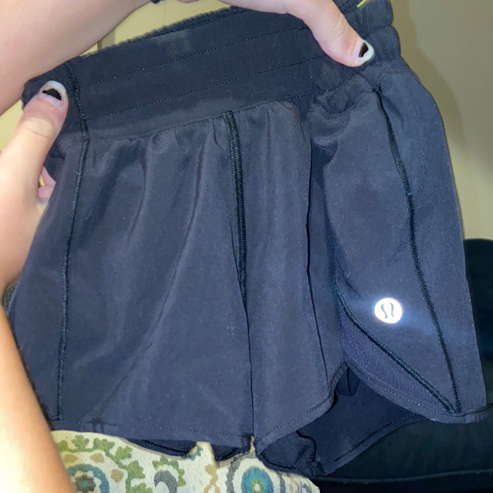black lululemon hotty hot shorts 2.5 inseam